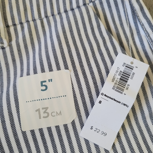 Old Navy Everyday 5" Short - Picture 3 of 4